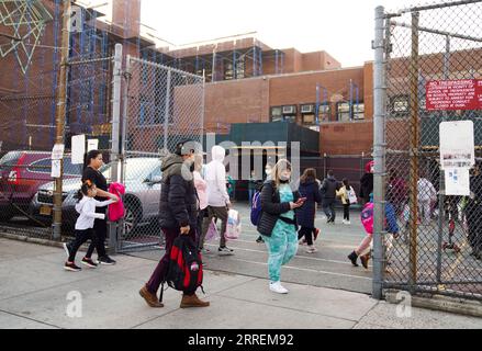 220308 -- NEW YORK, 8 marzo 2022 -- i bambini arrivano a scuola a New York, negli Stati Uniti, 7 marzo 2022. New York City ha sospeso il programma di passaporto per il vaccino COVID-19 e rimosso il mandato della maschera interna nelle scuole pubbliche per gli studenti delle scuole elementari e secondarie a partire da lunedì. U.S.-NEW YORK-KEY PANDEMIC CONTROL MEASURES-LIFTING WANGXYING PUBLICATIONXNOTXINXCHN Foto Stock