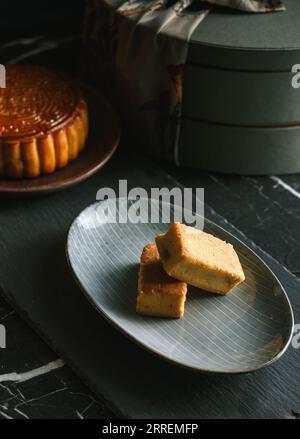 Delizioso dessert di torta all'ananas taiwanese in un piatto。 Foto Stock