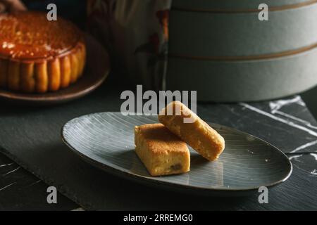 Delizioso dessert di torta all'ananas taiwanese in un piatto。 Foto Stock