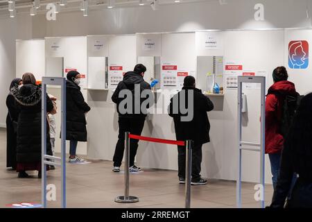 220202 -- BERLINO, 2 febbraio 2022 -- la gente aspetta di fare i test COVID-19 in un centro di test a Berlino, capitale della Germania, il 2 febbraio 2022. Il numero totale di infezioni da COVID-19 segnalate in Germania dall'inizio della pandemia è salito a 10,19 milioni, ha dichiarato mercoledì il Robert Koch Institute RKI for Infectious Diseases. Foto di /Xinhua GERMANY-BERLIN-COVID-19-CASES-10 MLN StefanxZeitz PUBLICATIONxNOTxINxCHN Foto Stock