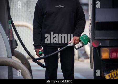 220309 -- NEW YORK, 9 marzo 2022 -- Una persona pompa benzina in una stazione di servizio nel quartiere di Brooklyn, New York, negli Stati Uniti, l'8 marzo 2022. La media nazionale degli Stati Uniti per un gallone di benzina regolare ha raggiunto un nuovo record di 4,173 dollari martedì, secondo i dati dell'American Automobile Association. Il prezzo medio nazionale del gas è salito di 55 centesimi nell'ultima settimana, a seguito di un aumento dei prezzi del petrolio e superando il precedente record di 4,114 dollari al gallone stabilito nel luglio 2008. Il record attuale non tiene conto dell'inflazione. Foto di /Xinhua U.S.-NEW YORK-GAS PRICE-NEW REC Foto Stock