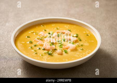 Cibo cinese, uova al vapore gamberi con salsa di soia Foto Stock