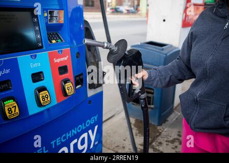 220309 -- NEW YORK, 9 marzo 2022 -- Una persona pompa benzina in una stazione di servizio nel quartiere di Brooklyn, New York, negli Stati Uniti, l'8 marzo 2022. La media nazionale degli Stati Uniti per un gallone di benzina regolare ha raggiunto un nuovo record di 4,173 dollari martedì, secondo i dati dell'American Automobile Association. Il prezzo medio nazionale del gas è salito di 55 centesimi nell'ultima settimana, a seguito di un aumento dei prezzi del petrolio e superando il precedente record di 4,114 dollari al gallone stabilito nel luglio 2008. Il record attuale non tiene conto dell'inflazione. Foto di /Xinhua U.S.-NEW YORK-GAS PRICE-NEW REC Foto Stock