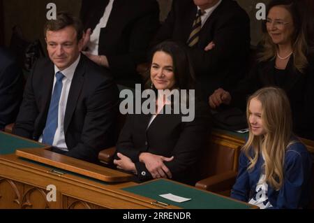 News Themen der Woche KW10 News Bilder des Tages 220310 -- BUDAPEST, 10 marzo 2022 -- fronte Katalin Novak, C è visto con la sua famiglia prima di prestare giuramento al Parlamento ungherese, Budapest, Ungheria, 10 marzo 2022. Giovedì il parlamento ungherese ha eletto Katalin Novak come primo presidente donna del paese per un mandato di cinque anni, conquistando l'economista Peter Rona con un voto diviso secondo le linee di partito. Foto di /Xinhua UNGHERIA-BUDAPEST-ELEZIONI PRESIDENZIALI-KATALIN NOVAK AttilaxVolgyi PUBLICATIONxNOTxINxCHN Foto Stock