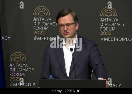 220310 -- ANTALYA, 10 marzo 2022 -- il ministro degli Esteri ucraino Dmytro Kuleba parla a una conferenza stampa dopo una riunione tripartita ad Antalya, in Turchia, 10 marzo 2022. Il ministro degli Esteri russo Sergey Lavrov e la sua controparte Ucraina, Dmytro Kuleba, hanno concordato di continuare i negoziati sul conflitto, ma non sono riusciti a fare progressi nel dichiarare un cessate il fuoco durante la loro riunione in Turchia di giovedì. L'incontro tripartito, alla presenza del ministro degli Esteri turco Mevlut Cavusoglu, è stato il primo incontro ad alto livello tra Mosca e Kiev dopo l'operazione militare speciale russa in Ucraina Foto Stock