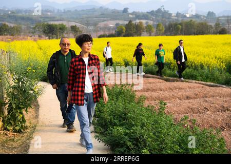 220311 -- CHONGQING, 11 marzo 2022 -- i turisti visitano l'isola di Guangyang nel sud-ovest della Cina a Chongqing il 10 marzo 2022. L'isola di Guangyang, la più grande isola sulla parte superiore del fiume Yangtze, è ricca di risorse naturali. Negli ultimi anni sono state adottate una serie di misure per ripristinare l'ambiente naturale ecologico dell'isola. Ora, l'isola attrae un gran numero di turisti ogni primavera. CHINA-CHONGQING-GUANGYANG ISLE-SPRING-SCENIC CN WANGXQUANCHAO PUBLICATIONXNOTXINXCHN Foto Stock