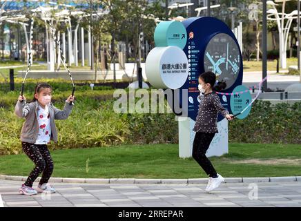 220311 -- HONG KONG, 11 marzo 2022 -- ragazze che indossano maschere facciali saltano le corde in un parco a Hong Kong, Cina meridionale, 11 marzo 2022. DA SEGUIRE: Hong Kong si muove per promuovere la vaccinazione tra gli anziani e i bambini in un'epidemia infuocata CINA-HONG KONG-COVID-19 CN LoxPingxFai PUBLICATIONxNOTxINxCHN Foto Stock