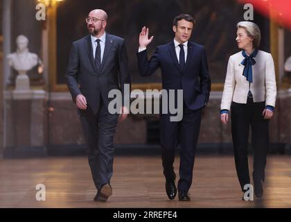 220312 -- PARIGI, 12 marzo 2022 -- il presidente francese Emmanuel Macron C arriva con il presidente della Commissione europea Ursula von der Leyen R e il presidente del Consiglio europeo Charles Michel per una conferenza stampa dopo una riunione informale dei capi di Stato dell'UE al Castello di Versailles, vicino Parigi, in Francia, l'11 marzo 2022. RIUNIONE INFORMALE DEL CONSIGLIO EUROPEO FRANCIA-PARIGI GAOXJING PUBLICATIONXNOTXINXCHN Foto Stock