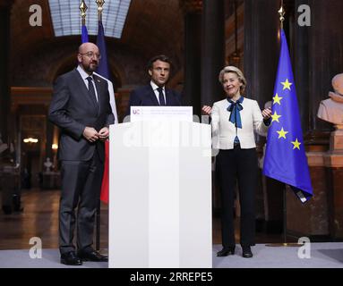 220312 -- PARIGI, 12 marzo 2022 -- il presidente francese Emmanuel Macron C , il presidente della Commissione europea Ursula von der Leyen R e il presidente del Consiglio europeo Charles Michel sono visti dopo una conferenza stampa dopo una riunione informale dei capi di Stato dell'UE presso il castello di Versailles, vicino Parigi, in Francia, l'11 marzo 2022. RIUNIONE INFORMALE DEL CONSIGLIO EUROPEO FRANCIA-PARIGI GAOXJING PUBLICATIONXNOTXINXCHN Foto Stock