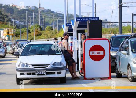220312 -- WELLINGTON, 12 marzo 2022 -- la gente fa la fila per riempire i serbatoi in una stazione di servizio Waitomo, nella capitale della nuova Zelanda, Wellington, nel pomeriggio dell'11 marzo 2022, un momento prima di un altro aumento del prezzo del carburante. Auto, barche e bottiglie di gallone, i neozelandesi riempivano ogni serbatoio di carburante prima che un altro grande aumento dei prezzi si facesse sentire nel fine settimana. I prezzi della benzina sono già saliti drasticamente nell'ultimo mese, che ha visto il prezzo medio nazionale della benzina del 91 aumentare del 11,8% a 2,94 dollari neozelandesi al litro, e del 23,1% per il diesel a 2,28 dollari neozelandesi al litro Foto Stock