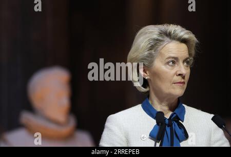 220312 -- PARIGI, 12 marzo 2022 -- il presidente della Commissione europea Ursula von der Leyen partecipa a una conferenza stampa dopo una riunione informale dei capi di Stato dell'UE al Castello di Versailles, vicino Parigi, in Francia, 11 marzo 2022. RIUNIONE INFORMALE DEL CONSIGLIO EUROPEO FRANCIA-PARIGI GAOXJING PUBLICATIONXNOTXINXCHN Foto Stock