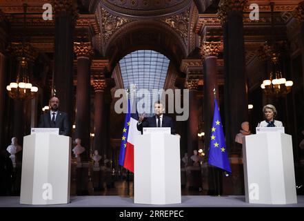 220312 -- PARIGI, 12 marzo 2022 -- il presidente francese Emmanuel Macron C , il presidente della Commissione europea Ursula von der Leyen R e il presidente del Consiglio europeo Charles Michel partecipano a una conferenza stampa dopo una riunione informale dei capi di Stato dell'UE presso il castello di Versailles, vicino a Parigi, in Francia, l'11 marzo 2022. RIUNIONE INFORMALE DEL CONSIGLIO EUROPEO FRANCIA-PARIGI GAOXJING PUBLICATIONXNOTXINXCHN Foto Stock