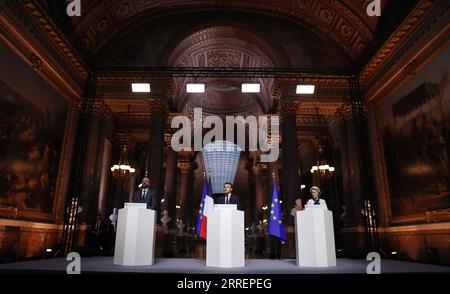 220312 -- PARIGI, 12 marzo 2022 -- il presidente francese Emmanuel Macron C , il presidente della Commissione europea Ursula von der Leyen R e il presidente del Consiglio europeo Charles Michel partecipano a una conferenza stampa dopo una riunione informale dei capi di Stato dell'UE presso il castello di Versailles, vicino a Parigi, in Francia, l'11 marzo 2022. RIUNIONE INFORMALE DEL CONSIGLIO EUROPEO FRANCIA-PARIGI GAOXJING PUBLICATIONXNOTXINXCHN Foto Stock