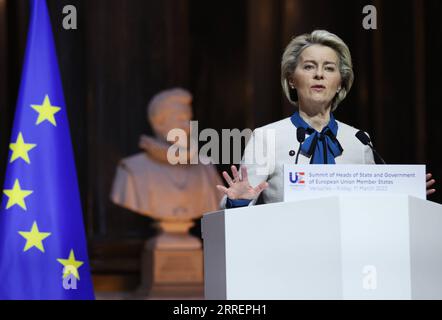 220312 -- PARIGI, 12 marzo 2022 -- il presidente della Commissione europea Ursula von der Leyen tiene una conferenza stampa dopo una riunione informale dei capi di Stato dell'UE al Castello di Versailles, vicino Parigi, in Francia, 11 marzo 2022. RIUNIONE INFORMALE DEL CONSIGLIO EUROPEO FRANCIA-PARIGI GAOXJING PUBLICATIONXNOTXINXCHN Foto Stock