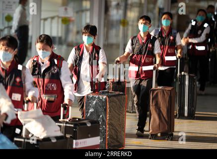 220314 -- HONG KONG, 14 marzo 2022 -- l'ultimo lotto di personale medico cinese continentale arriva a Hong Kong, nel sud della Cina, 14 marzo 2022, per sostenere la lotta locale contro l'epidemia di COVID-19. Il team comprende 36 medici e 39 infermieri provenienti da 14 ospedali pubblici nella vicina provincia del Guangdong. CINA-HONG KONG-CONTINENTE-SQUADRA MEDICA-ARRIVO CN LIXGANG PUBLICATIONXNOTXINXCHN Foto Stock