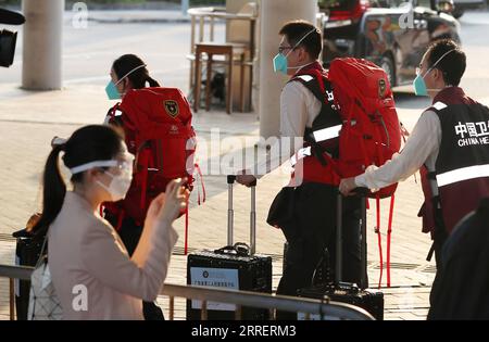 220314 -- HONG KONG, 14 marzo 2022 -- l'ultimo lotto di personale medico cinese continentale arriva a Hong Kong, nel sud della Cina, 14 marzo 2022, per sostenere la lotta locale contro l'epidemia di COVID-19. Il team comprende 36 medici e 39 infermieri provenienti da 14 ospedali pubblici nella vicina provincia del Guangdong. CINA-HONG KONG-CONTINENTE-SQUADRA MEDICA-ARRIVO CN LIXGANG PUBLICATIONXNOTXINXCHN Foto Stock