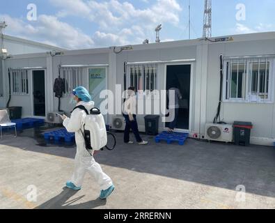 220314 -- HONG KONG, 14 marzo 2022 -- la foto scattata con un telefono cellulare mostra un membro dello staff medico che disinfetta una struttura di isolamento della comunità nel sud della Cina a Hong Kong, 13 marzo 2022. Sì, il suo negativo: Un diario del paziente presso la struttura di isolamento per COVID-19 di Hong Kong CINA-HONG KONG-STRUTTURA DI ISOLAMENTO CN Xinhua PUBLICATIONxNOTxINxCHN Foto Stock