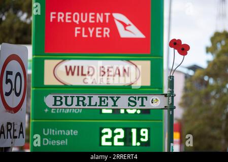 220314 -- SYDNEY, 14 marzo 2022 -- la foto scattata il 14 marzo 2022 mostra una stazione di servizio a Sydney, Australia. L'ultimo rapporto di monitoraggio della benzina pubblicato lunedì dalla Commissione australiana per la concorrenza e i consumatori ACCC, il cane da guardia dei consumatori del paese, ha rivelato che i prezzi medi giornalieri della benzina al dettaglio nelle cinque principali città australiane: Sydney, Melbourne, Brisbane, Adelaide e Perth raggiunsero i 182,4 centesimi al litro circa 132,4 centesimi statunitensi alla fine di febbraio 2022, il più alto livello reale corretto per l'inflazione dal 2014. AUSTRALIA-SYDNEY-PREZZI DELLA BENZINA-AUMENTO BaixXuefei PUBLICATIONxNOTxINxCHN Foto Stock