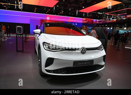 210907 -- MONACO DI BAVIERA, 7 settembre 2021 -- Una Volkswagen ID.4 GTX è in mostra durante il Salone Internazionale dell'automobile della Germania IAA a Monaco, Germania, 7 settembre 2021. IAA, con lo slogan cosa ci muoverà dopo, è iniziato martedì. GERMANIA-MONACO-IAA-APERTURA LuxYang PUBLICATIONxNOTxINxCHN Foto Stock