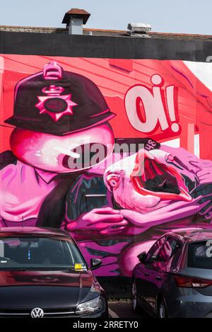 Parte dell'evento di arte dei graffiti Southend City Jam intorno a Southend on Sea, Essex, Regno Unito. Agente di polizia che arresta gabbiano stilizzato cartone animato. Biglietto per il parcheggio Foto Stock