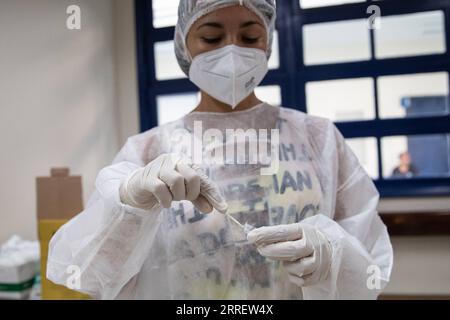 220316 -- RIO DE JANEIRO, 16 marzo 2022 -- Un medico lavora per un test COVID-19 in un centro sanitario di Rio de Janeiro, Brasile, il 16 marzo 2022. Il Brasile ha confermato due casi di infezione con la nuova variante Deltacron del coronavirus, che combina le caratteristiche genetiche delle varianti Delta e Omicron, ha detto martedì il ministro della salute brasiliano Marcelo Queiroga. BRASILE-RIO DE JANEIRO-COVID-19-TEST WANGXTIANCONG PUBLICATIONXNOTXINXCHN Foto Stock