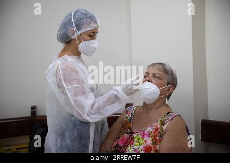 220316 -- RIO DE JANEIRO, 16 marzo 2022 -- Un medico raccoglie un tampone da una donna per un test COVID-19 in un centro sanitario di Rio de Janeiro, Brasile, il 16 marzo 2022. Il Brasile ha confermato due casi di infezione con la nuova variante Deltacron del coronavirus, che combina le caratteristiche genetiche delle varianti Delta e Omicron, ha detto martedì il ministro della salute brasiliano Marcelo Queiroga. BRASILE-RIO DE JANEIRO-COVID-19-TEST WANGXTIANCONG PUBLICATIONXNOTXINXCHN Foto Stock