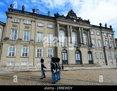 Cambio della guardia reale danese al castello di Amalienborg a Copenaghen, Danimarca. Foto Stock