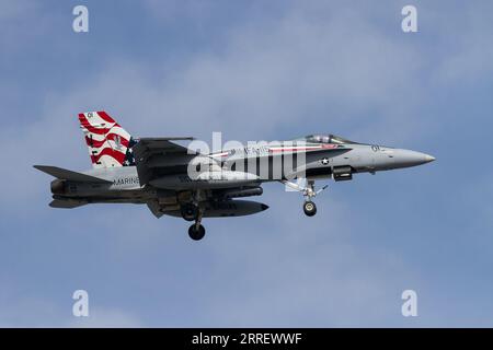 Giappone. 29 aprile 2023. Un McDonnell Douglas F/A-18C Legacy Hornet del Marine Fighter Attack Squadron 115 (VMFA-115) conosciuto come le "Silver Eagles" che volano vicino alla Naval Air Facility, base aerea di Atsugi. (Foto di Damon Coulter/SOPA Images/Sipa USA) credito: SIPA USA/Alamy Live News Foto Stock