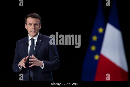 220317 -- AUBERVILLIERS, 17 marzo 2022 -- il presidente francese Emmanuel Macron parla durante una conferenza stampa ad Aubervilliers, Senna Saint Denis, Francia, il 17 marzo 2022. Macron ha presentato giovedì il suo programma per le elezioni presidenziali che si terranno ad aprile. In una conferenza stampa, Macron ha presentato i suoi piani di riforma che coprono una vasta gamma di settori: Economia, cultura, agricoltura, difesa, istruzione, il posto di lavoro, la parità di genere, il benessere, le famiglie, gli anziani e le istituzioni del paese. FRANCE-AUBERVILLIERS-MACRON-RE-ELECTION MANIFESTO XINHUA PUBLICATIONXNOTXINXCHN Foto Stock