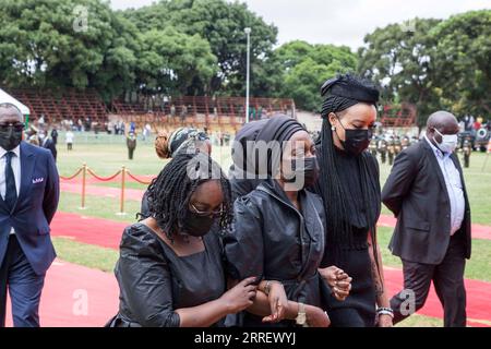 220317 -- LUSAKA, 17 marzo 2022 -- l'ex First Lady Thandiwe banda C partecipa ai funerali di stato dell'ex presidente zambiano Rupiah banda a Lusaka, Zambia, il 17 marzo 2022. Giovedì in Zambia si è tenuto un funerale di stato per il quarto presidente del paese Rupiah banda. Foto di /Xinhua ZAMBIA-LUSAKA-EX PRESIDENTE-BANDA-STATE FUNERALE MartinxMbangweta PUBLICATIONxNOTxINxCHN Foto Stock