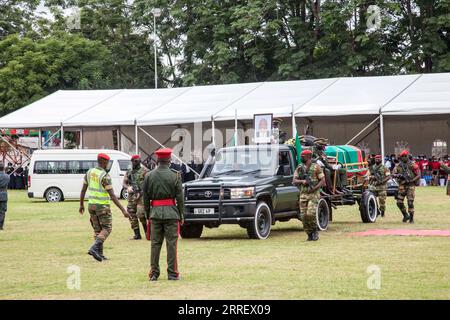 220317 -- LUSAKA, 17 marzo 2022 -- la bara dell'ex presidente zambiano Rupiah banda arriva durante i funerali di stato a Lusaka, Zambia, il 17 marzo 2022. Giovedì in Zambia si è tenuto un funerale di stato per il quarto presidente del paese Rupiah banda. Foto di /Xinhua ZAMBIA-LUSAKA-EX PRESIDENTE-BANDA-STATE FUNERALE MartinxMbangweta PUBLICATIONxNOTxINxCHN Foto Stock