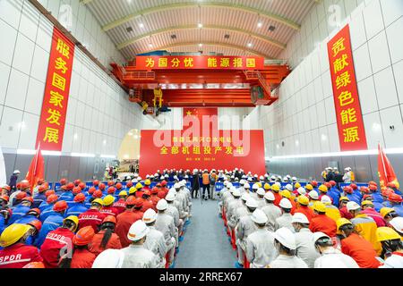 220318 -- YAJIANG, 18 marzo 2022 -- la foto scattata il 18 marzo 2022 mostra una cerimonia che celebra il funzionamento di tutte le unità di generazione di energia della centrale idroelettrica Lianghekou sul fiume Yalong nella prefettura autonoma tibetana di Garze, nella provincia del Sichuan della Cina sud-occidentale. Con l'ultima unità di generazione di potenza da 500 000 kW che è stata ufficialmente messa in uso, la centrale idroelettrica di Lianghekou costruita ad un'altitudine media di 3.000 metri, la più alta del suo genere in Cina, è stata pienamente operativa venerdì. Con una capacità installata totale prevista di 3 milioni di kW e un investimento approvato di 66,5 miliardi di yuan Foto Stock