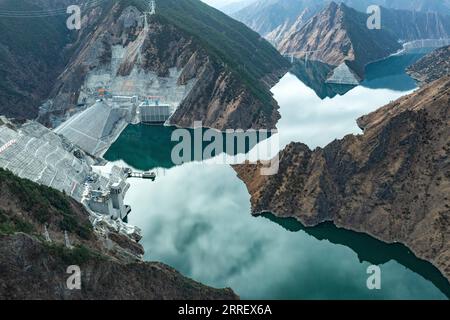 IMAGO Nature: Unsere Erde, Energiequellen, Wasserkraft 220318 -- YAJIANG, 18 marzo 2022 -- foto aerea scattata il 17 marzo 2022 mostra la centrale idroelettrica Lianghekou sul fiume Yalong nella prefettura autonoma tibetana di Garze, nella provincia del Sichuan della Cina sud-occidentale. Con l'ultima unità di generazione di potenza da 500 000 kW che è stata ufficialmente messa in uso, la centrale idroelettrica di Lianghekou costruita ad un'altitudine media di 3.000 metri, la più alta del suo genere in Cina, è stata pienamente operativa venerdì. Con una capacità installata totale prevista di 3 milioni di kW e un investimento approvato di 66,5 miliardi di yuan circa 1 Foto Stock