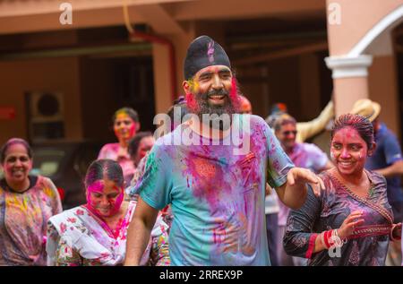 220318 -- NEW DELHI, 18 marzo 2022 -- le persone spalmate di polvere colorata celebrano Holi, il festival dei colori, a nuova Delhi, India, 18 marzo 2022. INDIA-NUOVA DELHI-HOLI FESTIVAL JavedxDar PUBLICATIONxNOTxINxCHN Foto Stock