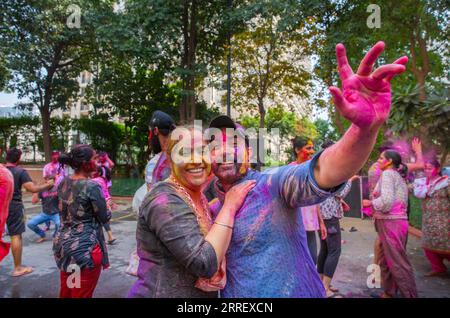 220318 -- NEW DELHI, 18 marzo 2022 -- le persone spalmate di polvere colorata celebrano Holi, il festival dei colori, a nuova Delhi, India, 18 marzo 2022. INDIA-NUOVA DELHI-HOLI FESTIVAL JavedxDar PUBLICATIONxNOTxINxCHN Foto Stock