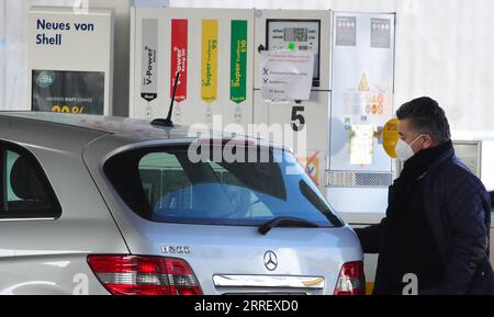 220318 -- FRANCOFORTE, 18 marzo 2022 -- Un uomo riempie il serbatoio della sua auto in una stazione di benzina a Francoforte, Germania, 18 marzo 2022. In risposta al recente impennata dei prezzi della benzina e del gasolio in Germania, mercoledì l'Ufficio federale dei cartelli BKartA ha dichiarato che seguirà da vicino l'andamento dei prezzi nelle stazioni di servizio del paese. Foto di /Xinhua GERMANY-FRANKFURT-GAS-PRICES-SURGE ArmandoxBabani PUBLICATIONxNOTxINxCHN Foto Stock