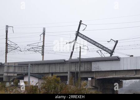 220318 -- MIYAGI, 18 marzo 2022 -- la foto scattata il 18 marzo 2022 mostra un palo di servizio inclinato dopo un terremoto nella città di Shiroishi, nella prefettura di Miyagi, in Giappone, parte del servizio di treno proiettile Tohoku Shinkansen è stato sospeso giovedì mattina dopo che il terremoto ha fatto deragliare un treno tra la stazione di Fukushima e la stazione di Shiroishizao, ma tutti i 78 passeggeri e membri dell'equipaggio a bordo non sono rimasti feriti, secondo la East Japan Railway Company. GIAPPONE-TERREMOTO-DOPO ZhangxXiaoyu PUBLICATIONxNOTxINxCHN Foto Stock