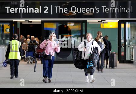 220319 -- LONDRA, 19 marzo 2022 -- i passeggeri camminano all'aeroporto di Heathrow a Londra, in Gran Bretagna, 18 marzo 2022. Il governo britannico ha rimosso tutte le rimanenti restrizioni COVID sui viaggi internazionali per tutti i passeggeri dalle 4:00 ora locale di venerdì. BRITAIN-COVID-19-RESTRICTIONS-REMOVAL LixYing PUBLICATIONxNOTxINxCHN Foto Stock