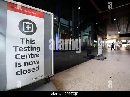 220319 -- LONDRA, 19 marzo 2022 -- Un centro di collaudo chiuso si trova all'aeroporto di Heathrow a Londra, in Gran Bretagna, 18 marzo 2022. Il governo britannico ha rimosso tutte le rimanenti restrizioni COVID sui viaggi internazionali per tutti i passeggeri dalle 4:00 ora locale di venerdì. BRITAIN-COVID-19-RESTRICTIONS-REMOVAL LixYing PUBLICATIONxNOTxINxCHN Foto Stock