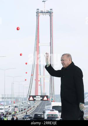 220318 -- CANAKKALE TURCHIA, 18 marzo 2022 -- il presidente turco Recep Tayyip Erdogan ondata alla cerimonia di inaugurazione del ponte Canakkale del 1915 a Canakkale, nella Turchia nord-occidentale, il 18 marzo 2022. Il ponte Canakkale del 1915 della Turchia, il più lungo ponte sospeso a mezza campata che attraversa lo stretto dei Dardanelli e collega l'Europa e l'Asia all'estremità occidentale del Mar di Marmara, è stato inaugurato venerdì a Canakkale. TURCHIA-CANAKKALE-STRETTO DEI DARDANELLI-PONTE-INAUGURAZIONE XINHUA PUBLICATIONXNOTXINXCHN Foto Stock