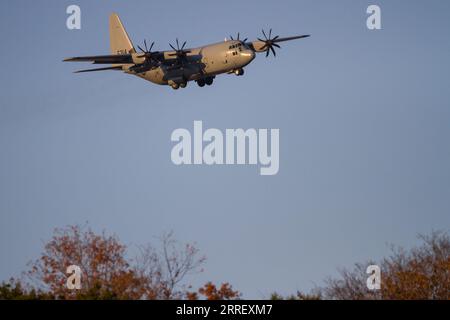 Un Lockheed C130-T Hercules con la US Navy (USN) che vola vicino alla Naval Air Facility, alla base aerea di Atsugi. Il 47th Japanese-American Friendship Festival è un festival annuale di due giorni che presenta esibizioni statiche e volanti da parte degli aerei militari e giapponesi della forza di autodifesa (JSDF). Questo festival si svolge presso la base aerea di Yokota a Fussa. Foto Stock