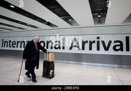 220319 -- LONDRA, 19 marzo 2022 -- Un passeggero cammina nell'area degli arrivi internazionali dell'aeroporto di Heathrow a Londra, in Gran Bretagna, 18 marzo 2022. Il governo britannico ha rimosso tutte le rimanenti restrizioni COVID sui viaggi internazionali per tutti i passeggeri dalle 4:00 ora locale di venerdì. BRITAIN-COVID-19-RESTRICTIONS-REMOVAL LixYing PUBLICATIONxNOTxINxCHN Foto Stock