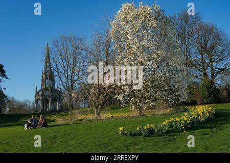 220319 -- BRUXELLES, 19 marzo 2022 -- la gente si gode il sole al Laeken Park di Bruxelles, Belgio, 18 marzo 2022. BELGIO-BRUXELLES-PRIMAVERA-SCENARIO ZhangxCheng PUBLICATIONxNOTxINxCHN Foto Stock