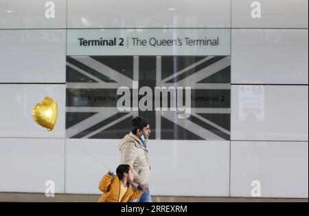 220319 -- LONDRA, 19 marzo 2022 -- i passeggeri camminano all'aeroporto di Heathrow a Londra, in Gran Bretagna, 18 marzo 2022. Il governo britannico ha rimosso tutte le rimanenti restrizioni COVID sui viaggi internazionali per tutti i passeggeri dalle 4:00 ora locale di venerdì. BRITAIN-COVID-19-RESTRICTIONS-REMOVAL LixYing PUBLICATIONxNOTxINxCHN Foto Stock