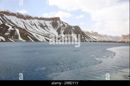 220319 -- BAMIYAN, 19 marzo 2022 -- foto scattata il 18 marzo 2022 mostra una vista al lago Band-e-Amir nella provincia di Bamiyan, Afghanistan. Foto di /Xinhua AFGHANISTAN-BAND-e-AMIR-SCENERY SaifurahmanxSafi PUBLICATIONxNOTxINxCHN Foto Stock