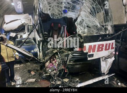 220319 -- BOLU TURCHIA, 19 marzo 2022 -- questa immagine ripresa da filmati mostra la scena di un incidente stradale all'interno del tunnel del Monte Bolu, nella Turchia nord-occidentale, il 19 marzo 2022. Almeno 30 persone sono rimaste ferite sabato in un pileup all'interno del tunnel del Monte Bolu sull'autostrada Ankara-Istanbul, ha detto un governatore locale. TURCHIA-BOLU-TUNNEL-INCIDENTE STRADALE Xinhua PUBLICATIONxNOTxINxCHN Foto Stock