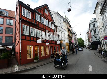 Splendidi edifici antichi su Grønnegade, nella città vecchia di Copenaghen, Danimarca. Foto Stock