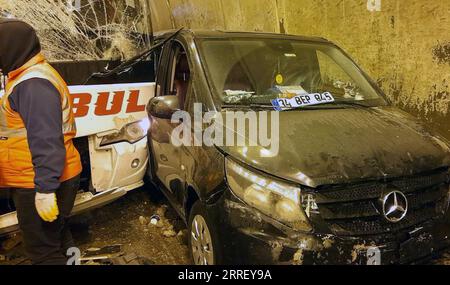 220319 -- BOLU TURCHIA, 19 marzo 2022 -- questa immagine ripresa da filmati mostra la scena di un incidente stradale all'interno del tunnel del Monte Bolu, nella Turchia nord-occidentale, il 19 marzo 2022. Almeno 30 persone sono rimaste ferite sabato in un pileup all'interno del tunnel del Monte Bolu sull'autostrada Ankara-Istanbul, ha detto un governatore locale. TURCHIA-BOLU-TUNNEL-INCIDENTE STRADALE Xinhua PUBLICATIONxNOTxINxCHN Foto Stock