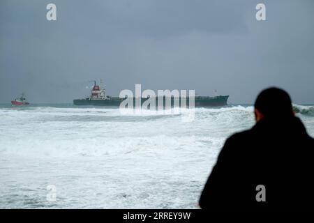 220319 -- NAXXAR MALTA, 19 marzo 2022 -- foto scattata il 19 marzo 2022 mostra una petroliera chimica al largo della costa di Bahar ic-Caghaq, Naxxar, Malta. La chimichiera era alla deriva al largo della costa del Bahar ic-Caghaq in quanto sfuggì al controllo dei forti venti e dei mari mossi che colpirono le isole maltesi il sabato. Foto di /Xinhua MALTA-NAXXAR-TANKER-ADRIFT JonathanxBorg PUBLICATIONxNOTxINxCHN Foto Stock