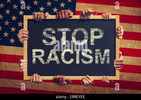 Molta mano regge uno striscione con il testo "Stop razzismo" Foto Stock